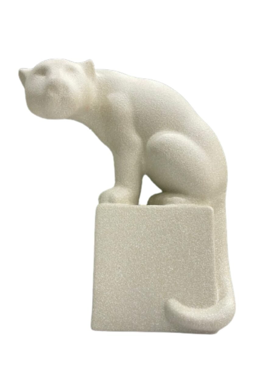 Pantera Observadora Bege - 46 cm A Pantera Observadora Bege, com 46 cm de altura, é uma escultura elegante que captura a beleza e a força desse felino. Com um acabamento em tom bege, a peça combina sofisticação e naturalidade, tornando-se um destaque perfeito para qualquer ambiente. Ideal para decoração moderna, ela traz um toque de charme e estilo ao seu espaço.