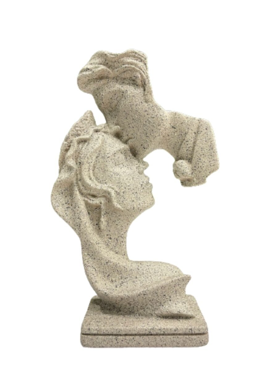 Escultura Alma Gêmea Camurça - 26 cm A Escultura Alma Gêmea Camurça, com 26 cm de altura, representa a conexão e o amor entre duas almas. Com um design fluido que retrata figuras entrelaçadas, simboliza união e harmonia. O acabamento em camurça oferece uma textura suave e sofisticada, permitindo que a peça se integre a diversos estilos de decoração. Ideal para salas, quartos ou como presente especial, essa escultura traz um toque de significado e beleza ao ambiente.