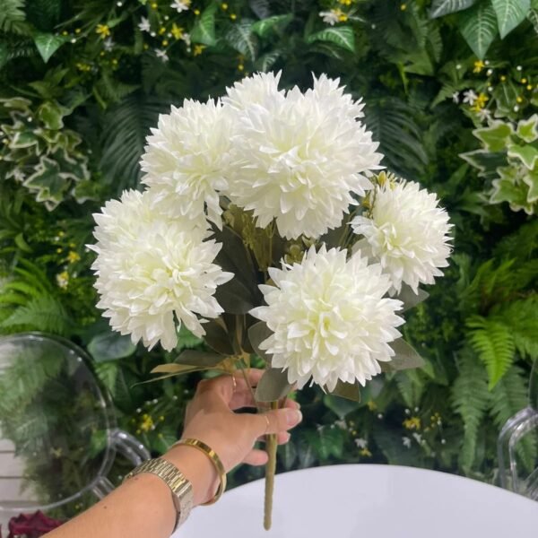 O buquê de Crisantemo Artificial Branca 46cm é uma composição elegante e atemporal, perfeita para qualquer ambiente. Com pétalas delicadas e detalhes realistas, ele traz frescor e sofisticação. Ideal para decoração de interiores, mesas de eventos ou como presente, a tonalidade branca simboliza pureza e renovação. Durável e de baixa manutenção, mantém sua beleza por muito tempo.