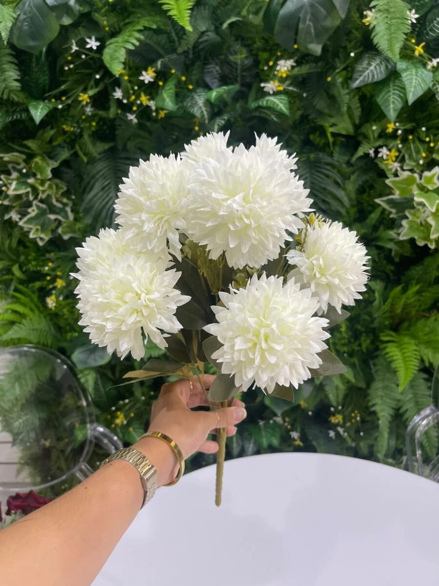 O buquê de Crisantemo Artificial Branca 46cm é uma composição elegante e atemporal, perfeita para qualquer ambiente. Com pétalas delicadas e detalhes realistas, ele traz frescor e sofisticação. Ideal para decoração de interiores, mesas de eventos ou como presente, a tonalidade branca simboliza pureza e renovação. Durável e de baixa manutenção, mantém sua beleza por muito tempo.